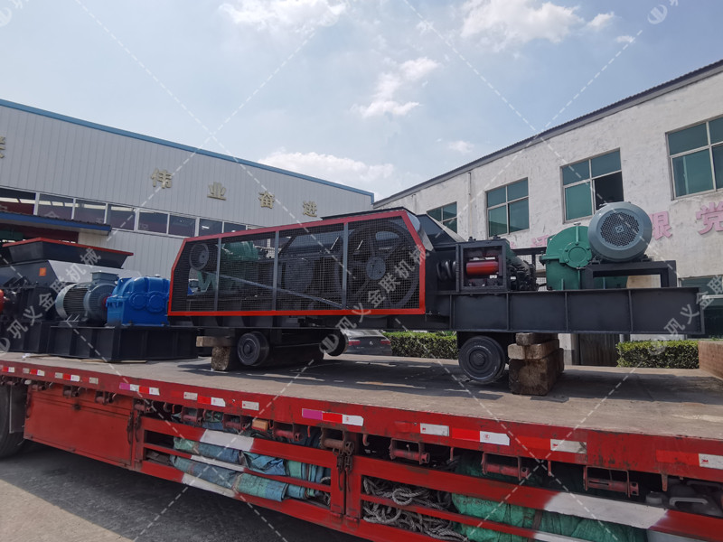 1200*1200双齿辊破碎机,两台900*900轨道移动双齿辊破碎机发往云南