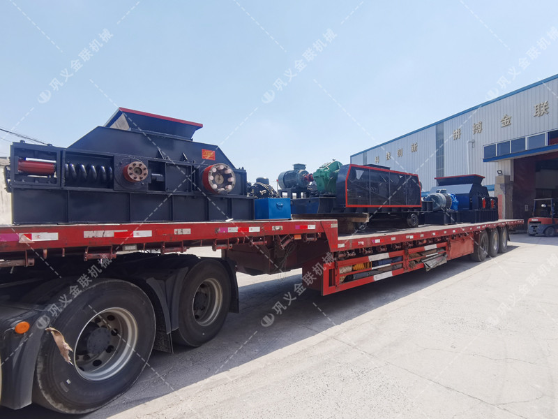 1200*1200双齿辊破碎机,两台900*900轨道移动双齿辊破碎机发往云南