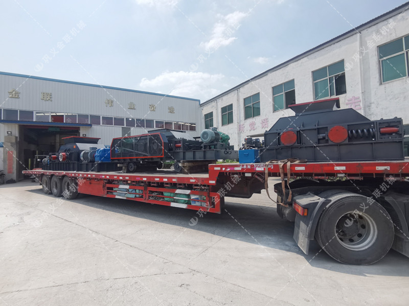 1200*1200双齿辊破碎机,两台900*900轨道移动双齿辊破碎机发往云南