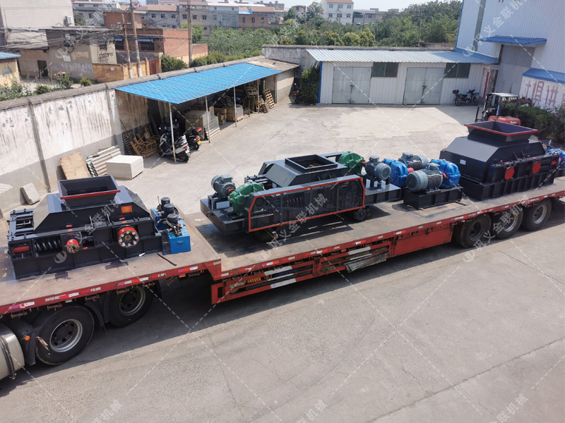 1200*1200双齿辊破碎机,两台900*900轨道移动双齿辊破碎机发往云南