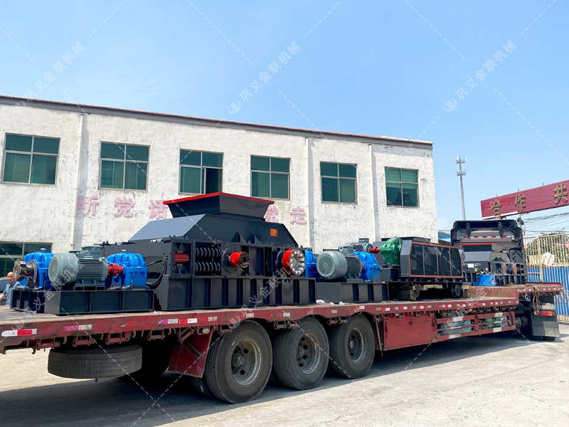 1200*1200双齿辊破碎机,两台900*900轨道移动双齿辊破碎机发往云南