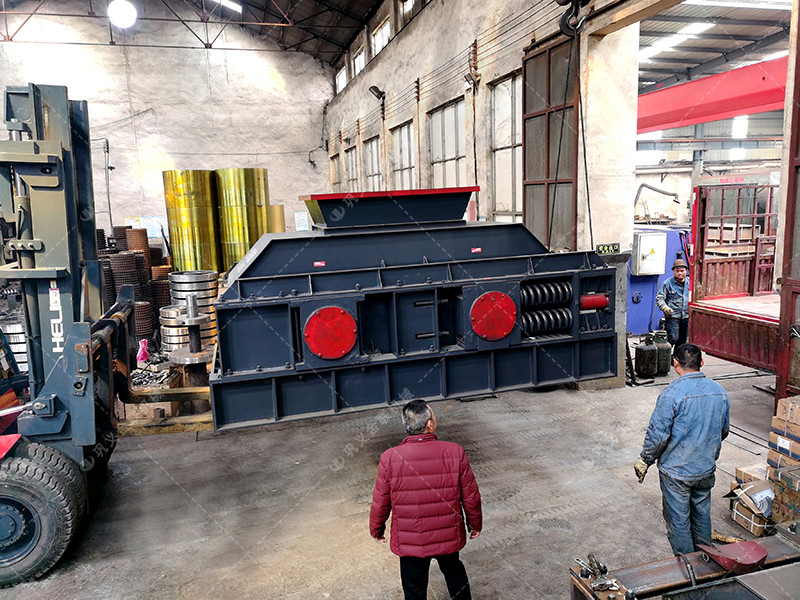 大型液压弹簧对辊破碎机发货图片