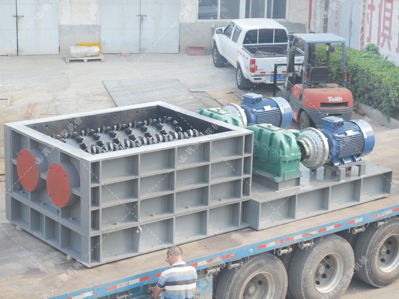 大型强力分级双齿辊破碎机发往山东破碎煤炭