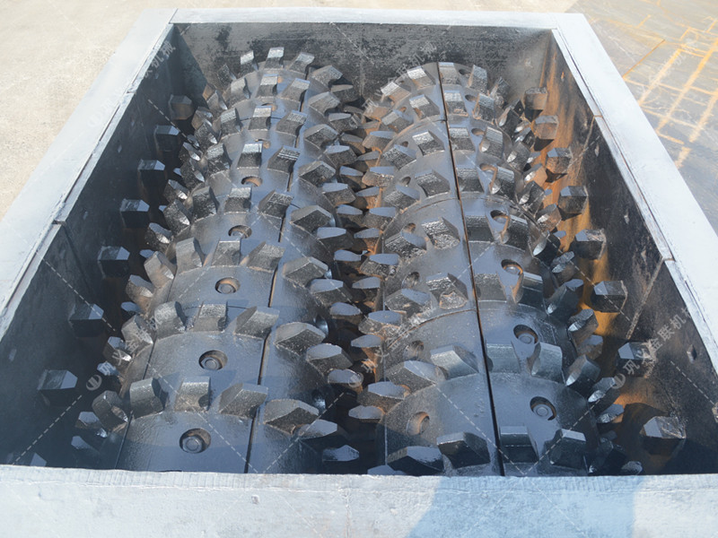 大型强力分级双齿辊破碎机发往山东破碎煤炭