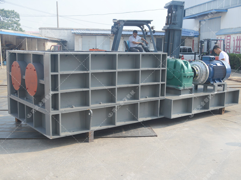 大型强力分级双齿辊破碎机发往山东破碎煤炭