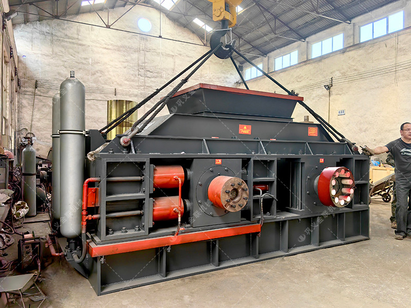 大型液压对辊制砂机设备发货图片