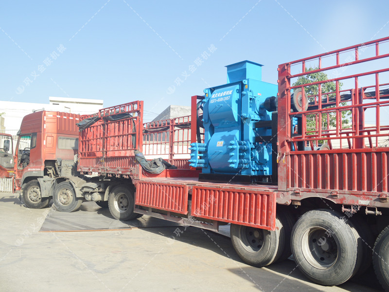 4PG中型四辊破碎机发往河南破碎河卵石