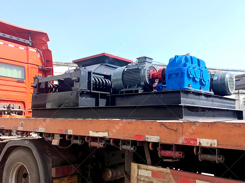 大型双齿辊破碎机发往内蒙古粉碎煤