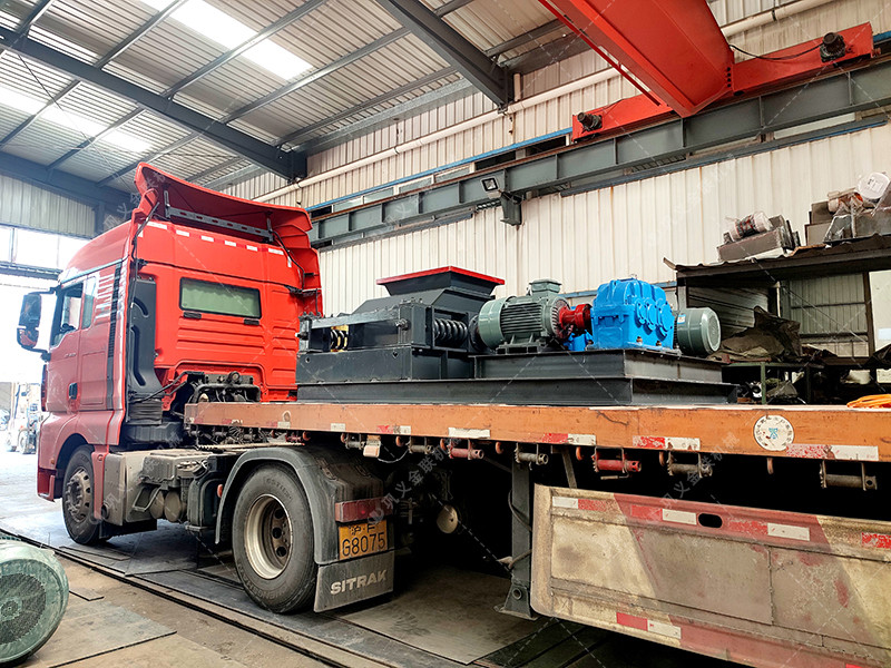 大型双齿辊破碎机发往内蒙古粉碎煤