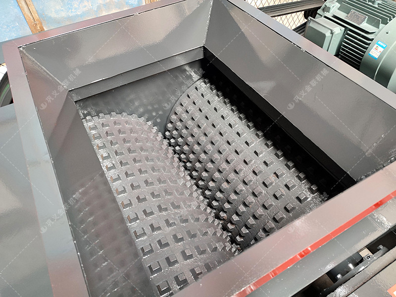 大型双齿辊破碎机发往内蒙古粉碎煤