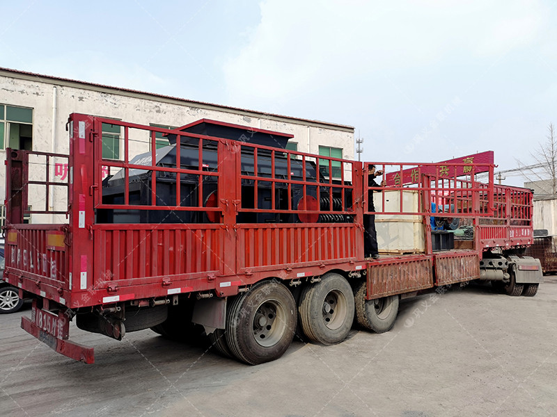 1508大型对辊破碎机发往陕西破碎石英砂