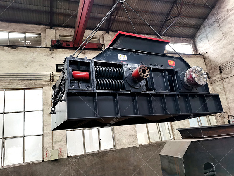 大型对辊破碎机发往广东破碎石英砂