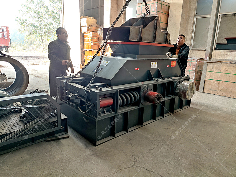 86对辊破碎机发往广西破碎鹅卵石 86对辊破碎机发往广西破碎鹅卵石