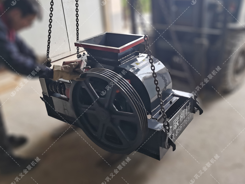 两台小型对辊破碎机发往广东破碎石英砂 两台小型对辊破碎机发往广东破碎石英砂