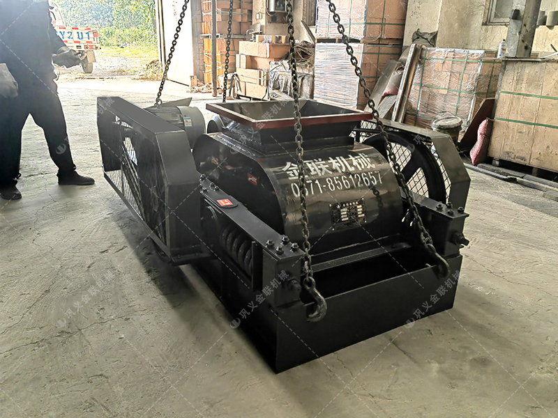 小型双齿辊破碎机发往乌鲁木齐破碎玻璃 小型双齿辊破碎机发往乌鲁木齐破碎玻璃