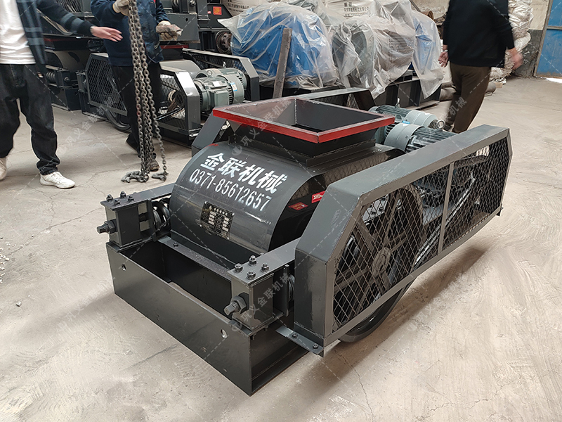 小型双齿辊破碎机发往乌鲁木齐破碎玻璃 小型双齿辊破碎机发往乌鲁木齐破碎玻璃