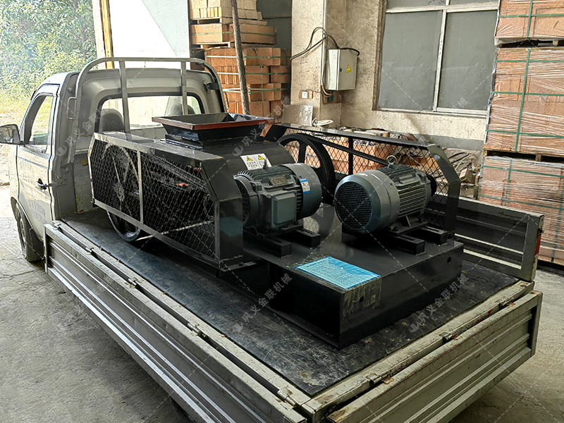 小型双齿辊破碎机发往乌鲁木齐破碎玻璃 小型双齿辊破碎机发往乌鲁木齐破碎玻璃