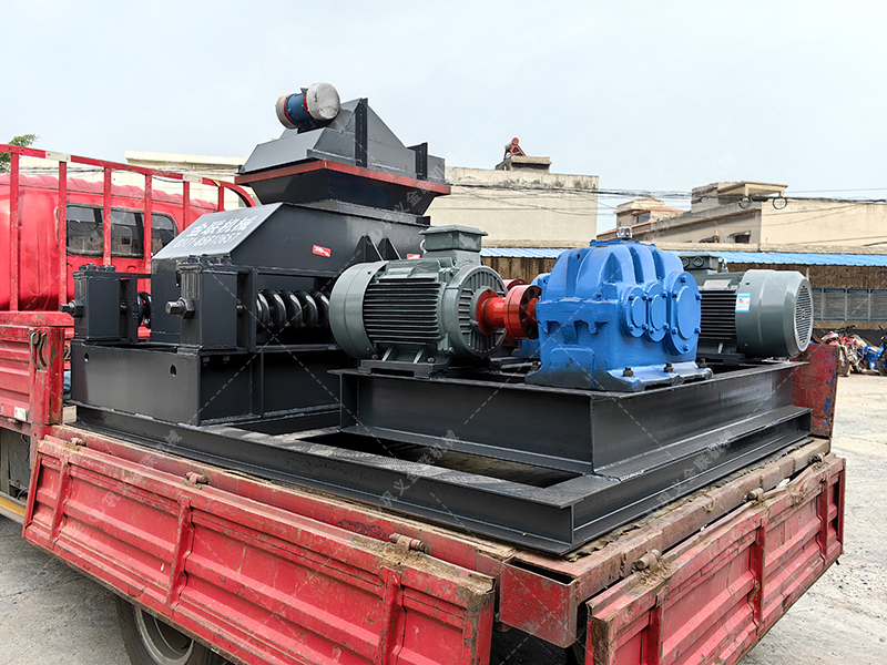 中型对辊破碎机发往广东破碎石英砂